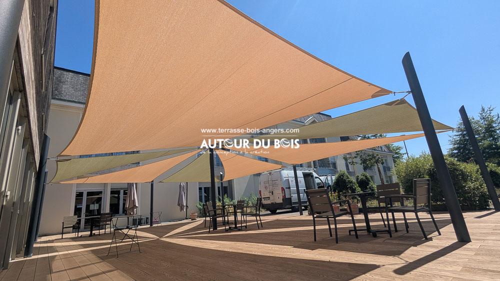 installation voile ombrage sur-mesure sur terrasse
